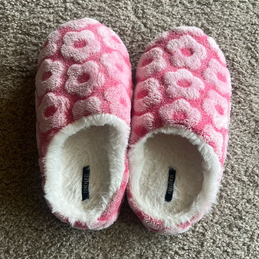 Forever 21 pink flower slippers